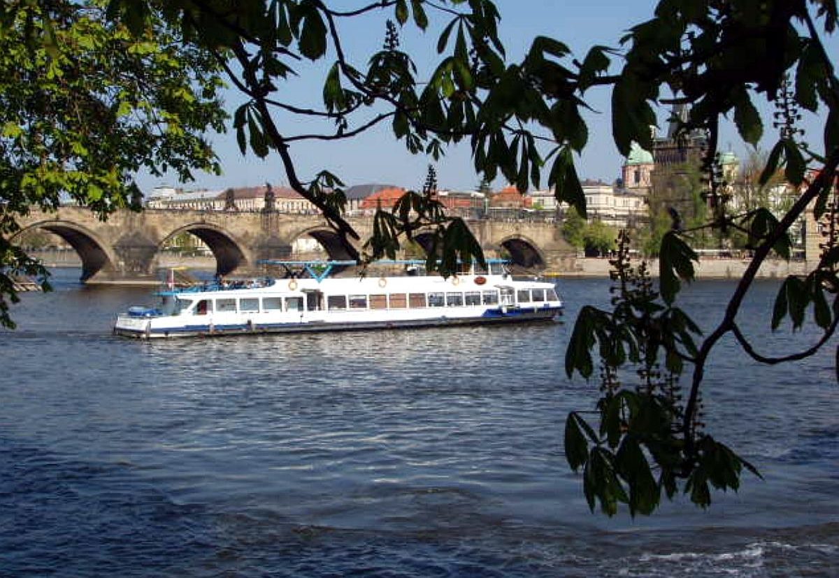Boat Trip in Prague with Coffee and Cake